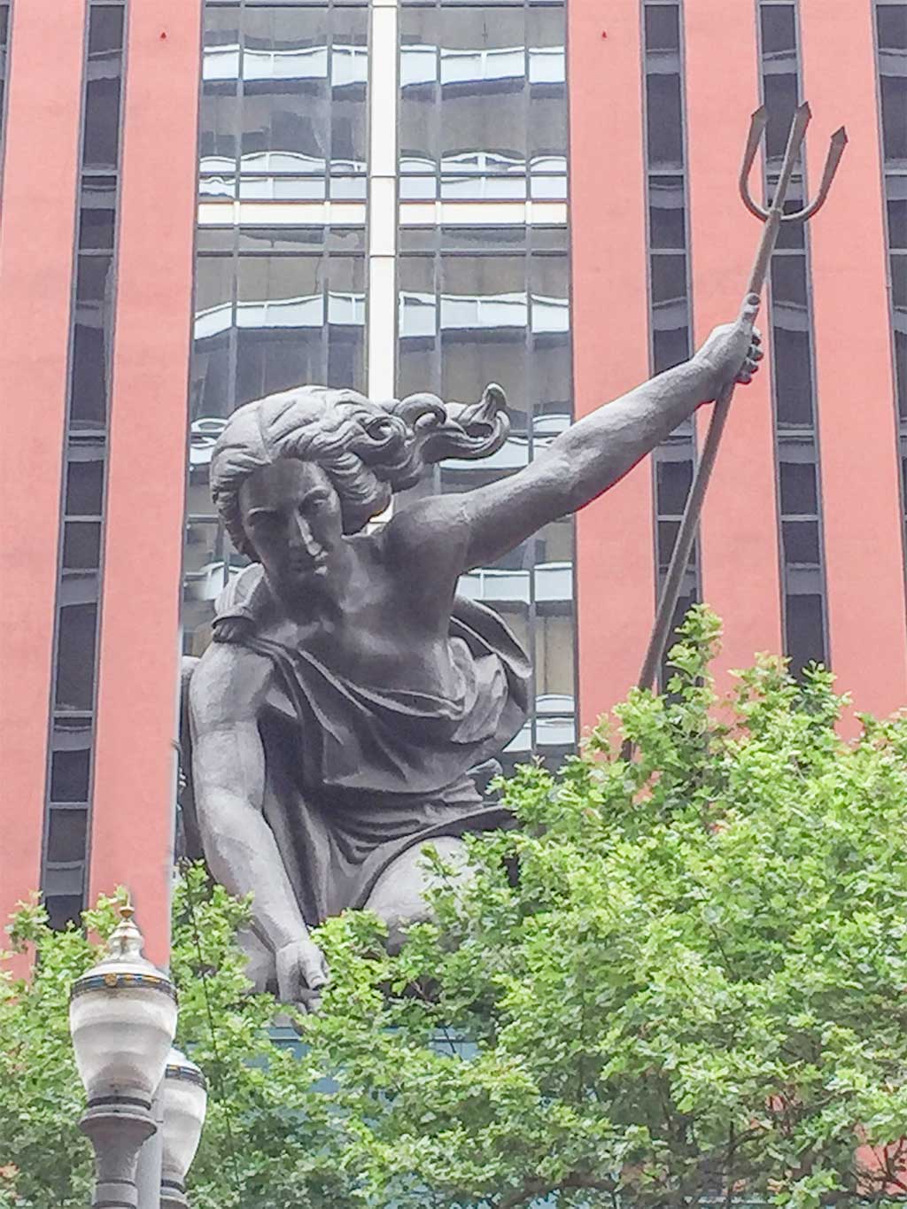 drive-swim-fly-seattle-washington-portland-oregon-vacation-2015-selfietrip-portland-landmarks-portlandia-raymond-kaskey-copper-statue