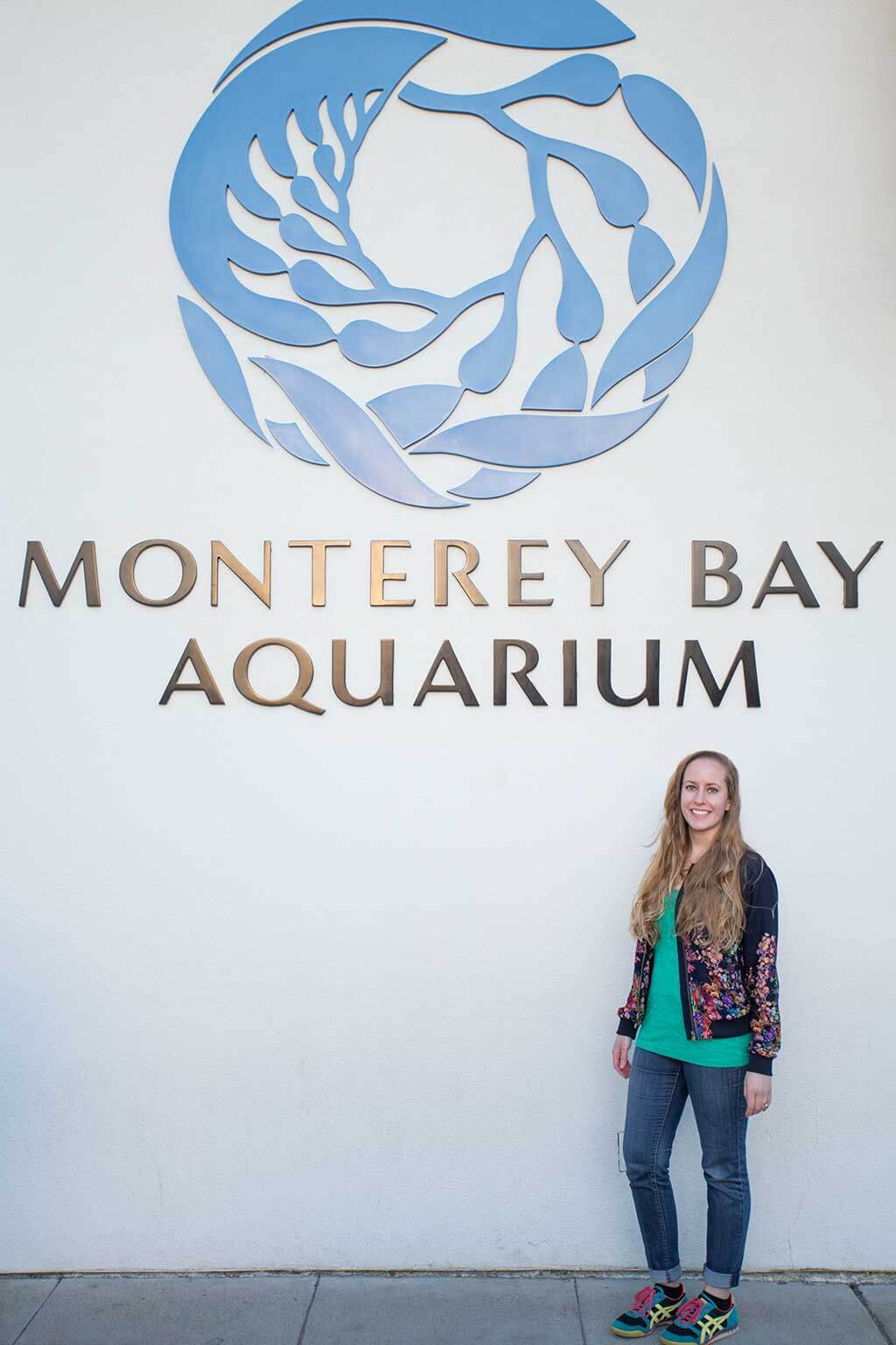 drive-swim-fly-monterey-bay-aquarium-california-monterey-peninsula-front-entrance-sign