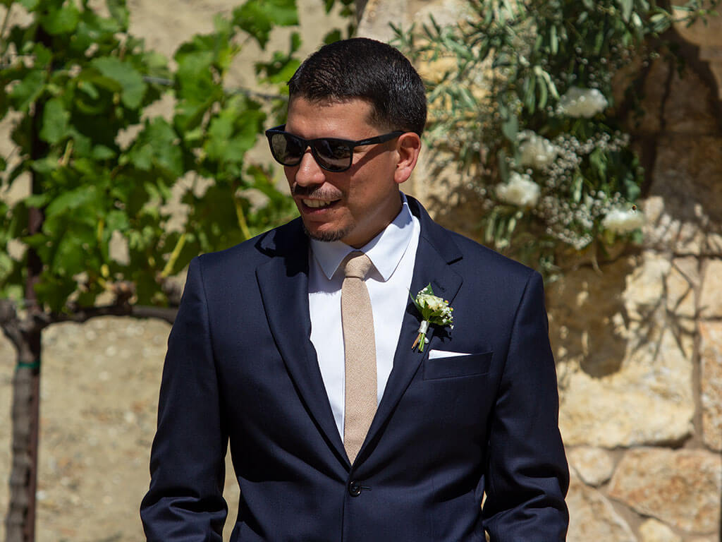 drive-swim-fly-wedding-photography-hollister-california-leal-vinyards-sandy-matthew-wedding-groom-sunglasses