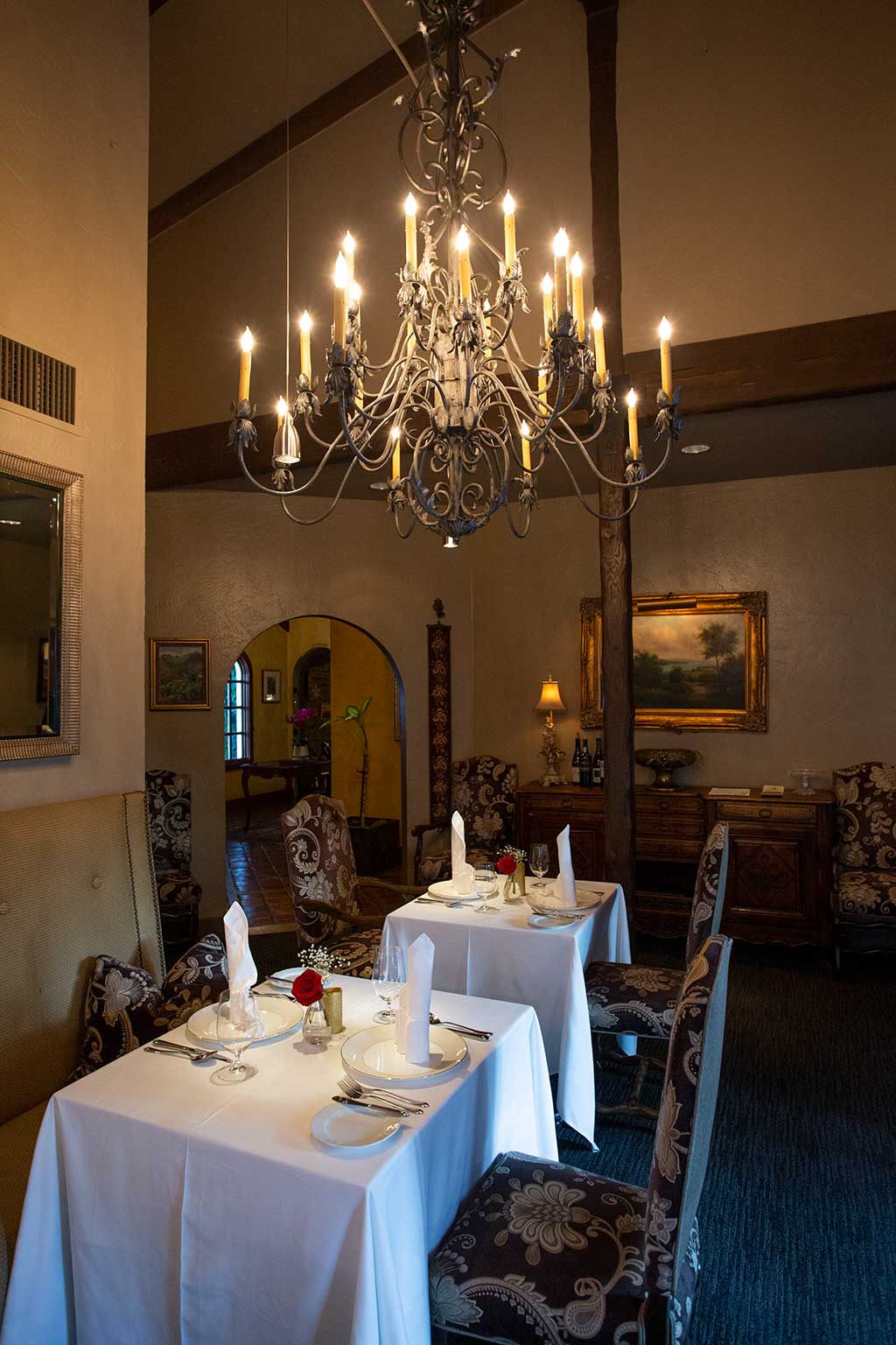 drive-swim-fly-oakhurst-california-ernas-elderberry-house-fine-dining-room-chandelier