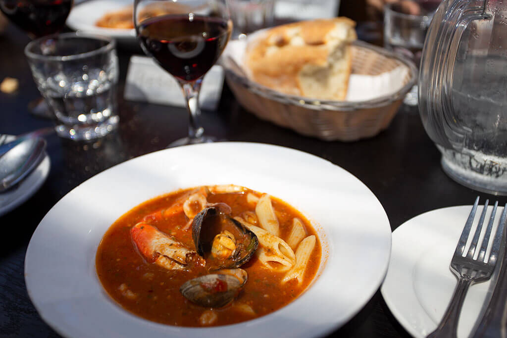 drive-swim-fly-san-francisco-avital-food-tour-north-beach-little-italy-sotto-mare-oysteria-seafood-cioppino-bowl-dinner