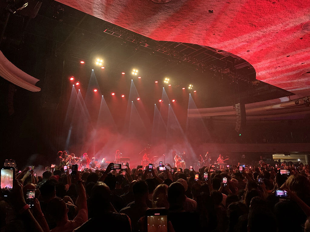 drive-swim-fly-hollywood-palladium-concert-venue-durand- jones-and-the-indications-red-lights-stage