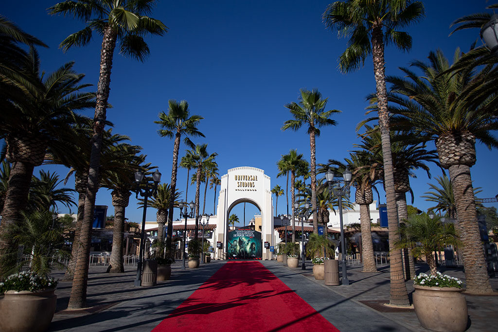 drive-swim-fly-universal-studios-hollywood-california-theme-park-entrance-gate-palm-trees