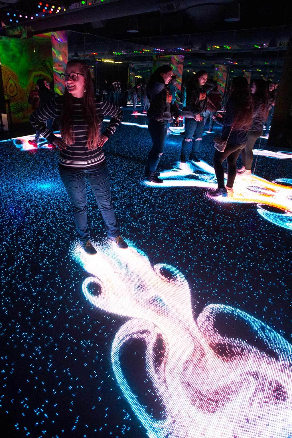 drive-swim-fly-chicago-illinois-wndr-museum-selfie-experience-family-fun-light-up-floor-psychedelic-jessica-wndr-light-floor
