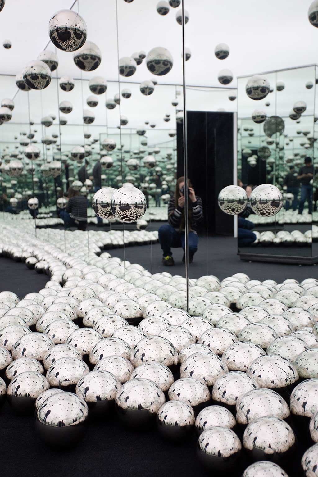 drive-swim-fly-chicago-illinois-wndr-museum-selfie-experience-family-fun-yayoi-kusama-lets-survive-forever-mirror-room-balls-spheres-2