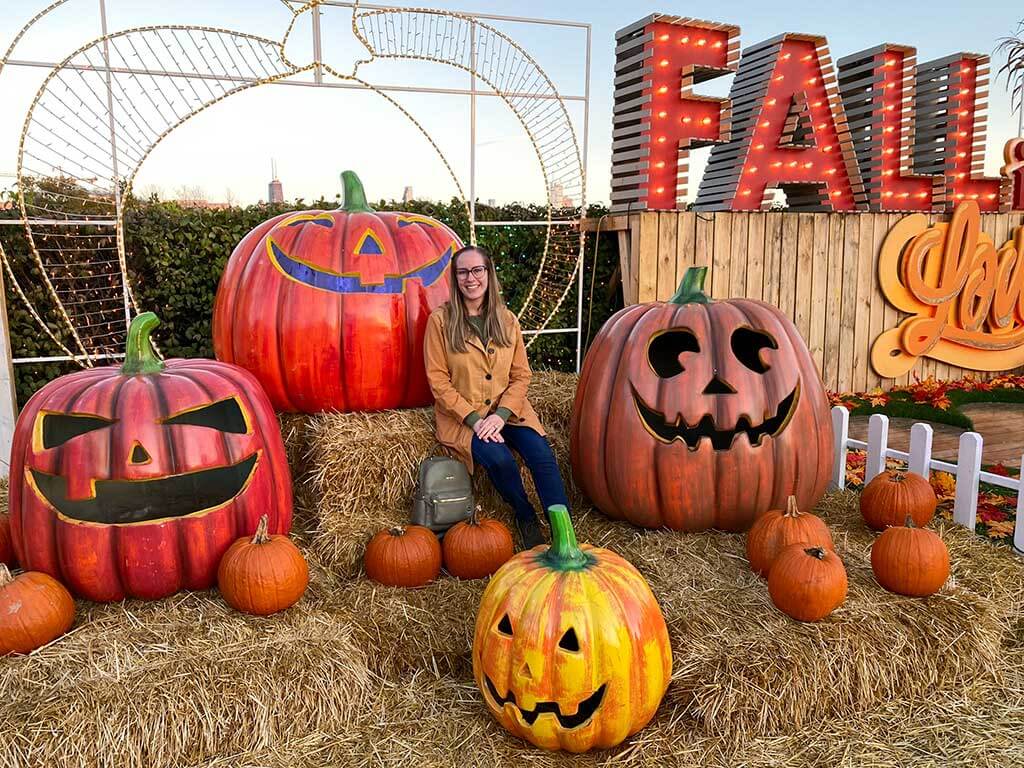 drive-swim-fly-chicago-illinois-jacks-pumpkin-pop-up-pumpkin-patch-selfie-fall-hay-bales